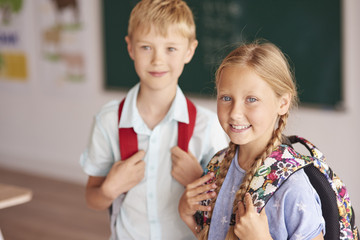 Zdjęcie przedstawia 2 uczniów. 